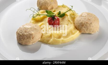 Purè di patate con polpette di vapore su un piatto bianco Foto Stock