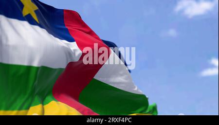 Bandiera nazionale della Repubblica Centrafricana che sventola in una giornata limpida. Strisce blu, bianche, verdi e gialle con una striscia rossa al centro e una S gialla Foto Stock