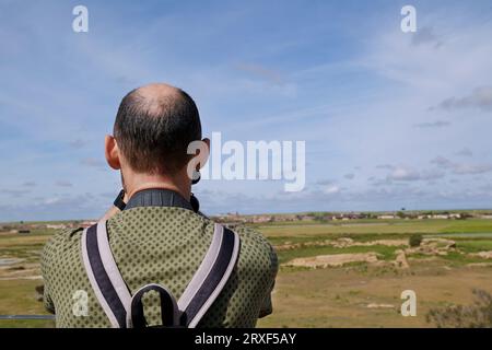 Uomo che guarda gli uccelli con il binocolo Foto Stock