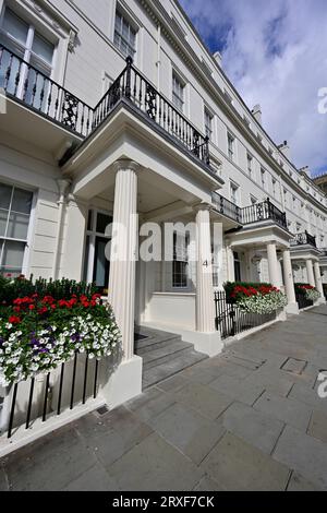 Grovenor Crescent Listed stucco Terrace, Belgravia, centro di Londra, Regno Unito Foto Stock