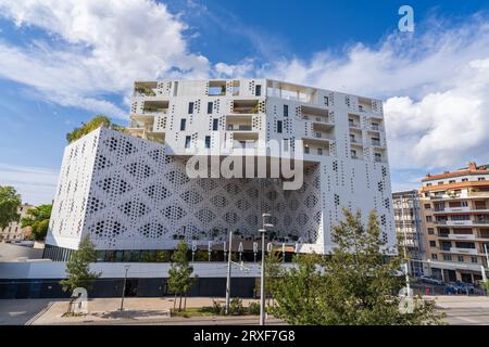 Montpellier, Francia - 09 18 2023 : Vista del moderno edificio di appartamenti e hotel bielorusso - architettura contemporanea di Manuelle Gautrand Foto Stock