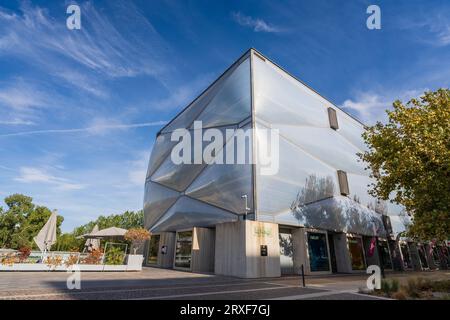 Montpellier, Francia - 09 18 2023: Vista del paesaggio urbano di le Nuage, architettura contemporanea e design di Philippe Starck nella moderna Port Marianne Foto Stock