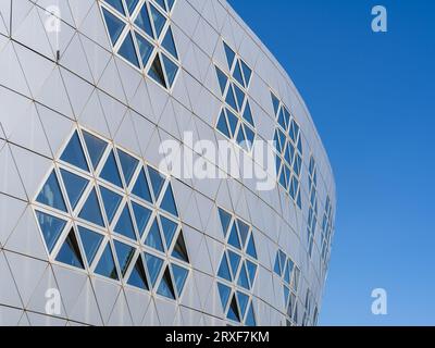 Montpellier, Francia - 09 23 2023 : Vista dettagliata dell'architettura geometrica moderna del Lycée Georges Frêche a Port Marianne di Massimiliano Fuksas Foto Stock