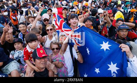 Circuito del Gran Premio di Suzuka, 24 settembre 2023: I tifosi australiani festeggiano dopo che Oscar Piastri (AUS) del team McLaren ottiene il primo podio durante il Gran Premio di Formula 1 del Giappone 2023. Corleve/Alamy Live News Foto Stock