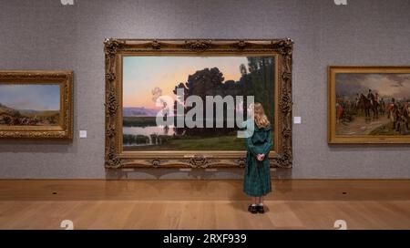 Bonhams, Londra, Regno Unito. 25 settembre 2023. La vendita di arte impressionista britannica e del XIX secolo si svolge a Bonhams il 27 settembre. Le opere includono: William Didier-Pouget, Soleil levant, vallée de la Dordogne, stima £ 8.000-12.000. Crediti: Malcolm Park/Alamy Live News Foto Stock