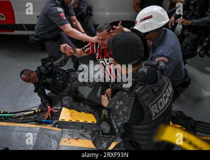 San Paolo, Brasile. 25 settembre 2023. I tifosi dello Stadio Morumbi di San Paolo si scontrano con la polizia dopo la partita tra San Paolo e Flamengo, nella finale della Coppa del Brasile 2023, al Morumbi Stadium, domenica 24. 30761 (Gledston Tavares/SPP) credito: SPP Sport Press Photo. /Alamy Live News Foto Stock