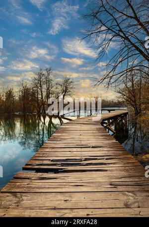 Ponte di legno sul fiume una sulla spiaggia del fiume Brvice nella città di Bihac Foto Stock