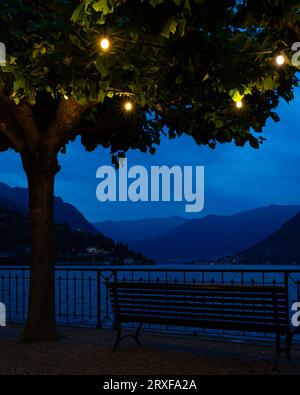 Splendida città vecchia di Cernobbio al crepuscolo con una splendida passeggiata sul lago di Como, Lombardia, Italia, Europa Foto Stock