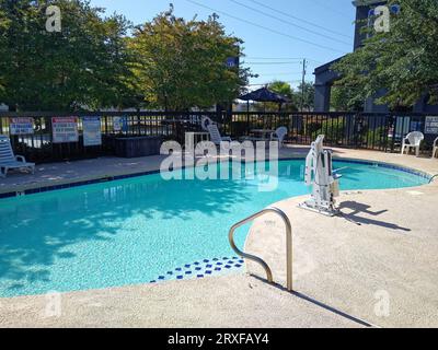 La piscina di un hotel deserto si illumina al mattino alla luce del sole il secondo giorno dell'autunno martedì 24 settembre 2019 ad Augusta, Richmond County, Georgia, USA. Le abbondanti sistemazioni alberghiere necessarie per sostenere l'annuale torneo di golf Masters che si tiene la prima settimana di aprile di ogni anno contribuiscono a rendere la terza città più popolosa della Georgia una destinazione di viaggio economica in tutte le altre parti dell'anno. (Foto Apex MediaWire di Billy Suratt) Foto Stock