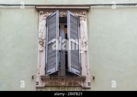 Finestra decorata con un bassorilievo in stile Liberty, popolare tra il 1890 e il 1910 durante il periodo della Belle Époque, Parma, Emilia-Romagna, Italia Foto Stock