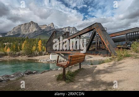 Bench e Engine Bridge sul fiume Bow a Canmore, Alberta, Canada Foto Stock