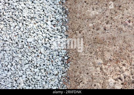 Materiali da costruzione calcare e fondo sabbioso. ghiaia e macadam. Vista dall'alto delle alette grigie frantumate per frazione industriale Foto Stock