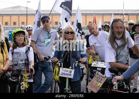 Campagna di Julian Assange giro in bicicletta di protesta fuori HMP Belmarsh Londra - non estradare la campagna Assange fai un giro in bicicletta di protesta di massa attraverso la città Foto Stock