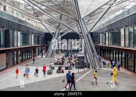 Napoli, Italia: 27 maggio 2022: Centro commerciale Piazza Garibaldi, centro commerciale e hub di collegamento con la stazione ferroviaria di Napoli Centrale. Persone passeggiare Foto Stock