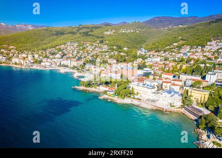 Spiaggia di Opatija e vista aerea sul lungomare, regione del Quarnero dell'Adriatico, Croazia Foto Stock