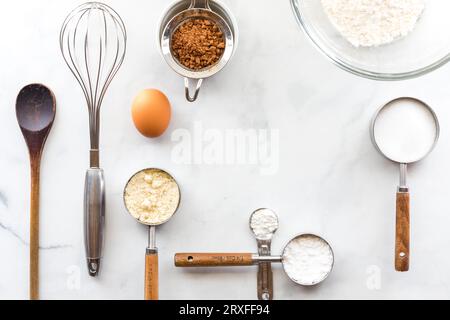 Una disposizione di utensili da forno con ingredienti che formano una cornice. Foto Stock