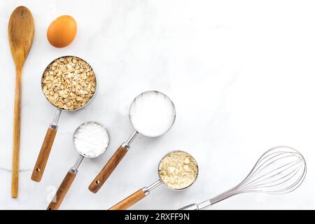 Un assortimento di utensili da forno con ingredienti e spazio per copiare sopra. Foto Stock