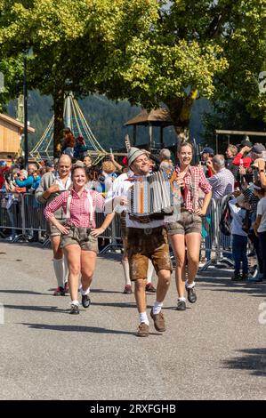 Ballerini popolari altoatesini in costume alla sfilata Almabtrieb a Südtirol Foto Stock