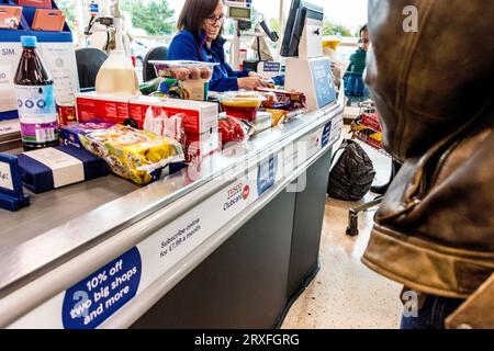 Check-out presso il supermercato Tesco, contea di Antrim, Irlanda del Nord. Foto Stock