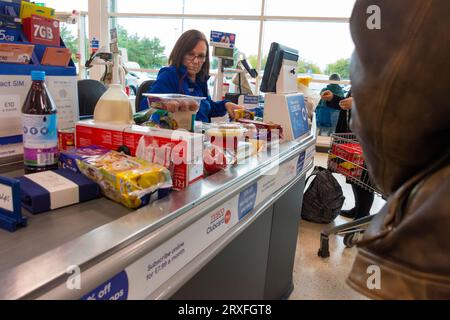 Check-out presso il supermercato Tesco, contea di Antrim, Irlanda del Nord. Foto Stock