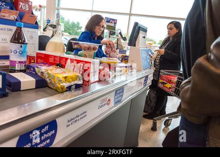 Check-out presso il supermercato Tesco, contea di Antrim, Irlanda del Nord. Foto Stock