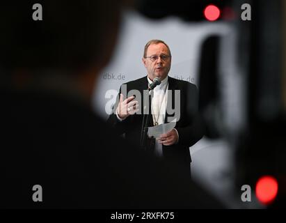 Wiesbaden, Germania. 25 settembre 2023. Georg Bätzing, presidente della Conferenza episcopale tedesca e vescovo di Limburgo, fa una dichiarazione all'inizio della riunione plenaria autunnale della Conferenza episcopale tedesca presso la Wilhelm-Kempf-Haus. La Conferenza Episcopale tedesca è l'associazione dei vescovi di tutte le 27 diocesi (Arcidiocesi) della Germania. Attualmente conta 65 membri. Quest'anno la riunione autunnale si terrà a Wiesbaden-Naurod fino al settembre 28. Crediti: Arne Dedert/dpa/Alamy Live News Foto Stock