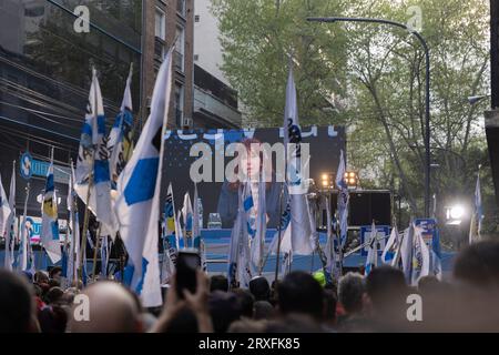 Buenos Aires, Argentina. 23 settembre 2023. L'attuale Vicepresidente ed ex presidente dell'Argentina Cristina Fernández de Kirchner ha presentato la ristampa del libro "después del derrumbe", Conversaciones de Torcuato di Tella y Néstor Kirchner all'Universidad metropolitana para la Educación y el Trabajo (UMET), a Buenos Aires, Argentina, il 23 settembre 2023. Dopo la presentazione ha parlato con i sostenitori fuori dall'Università. Nella foto: I sostenitori ascoltano la presentazione per strada attraverso uno schermo. (Foto di Esteban Osorio/Sipa USA) credito: SIPA USA/Alamy Live News Foto Stock