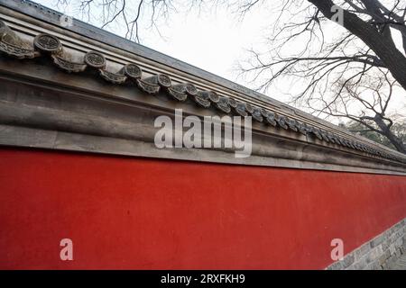 Parete rossa e piastrelle grigie di Beijing Guozijian Street Foto Stock