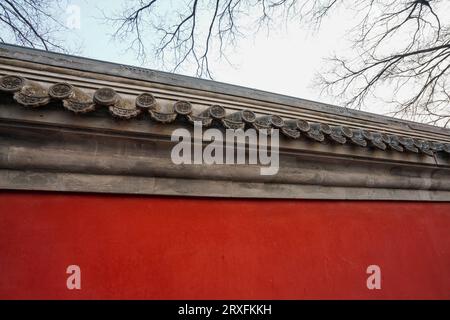 Parete rossa e piastrelle grigie di Beijing Guozijian Street Foto Stock