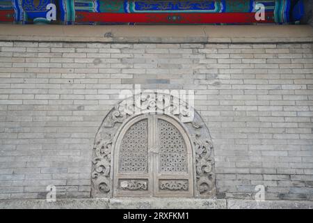 Pechino - Cina, 27 febbraio 2023: Finestre in mattoni del Tempio di Huoshen in Beijing Guozijian Street. Foto Stock