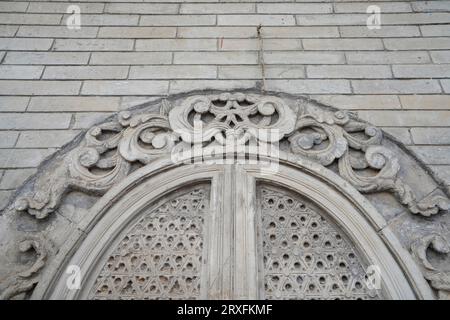 Pechino - Cina, 27 febbraio 2023: Finestre in mattoni del Tempio di Huoshen in Beijing Guozijian Street. Foto Stock