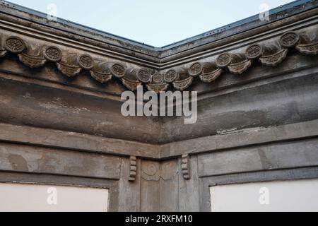 Pechino - Cina, 27 febbraio 2023: Mattonelle in Guozijian Street, Pechino Guozijian. Foto Stock