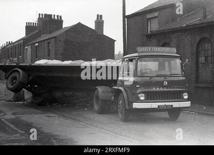 1960, storico, il retro di un camion Bedford della Graver Transport Ltd che trasportava un carico di lana, consegnato in una strada nella zona di produzione tessile di Oldham, Inghilterra, Regno Unito. Foto Stock