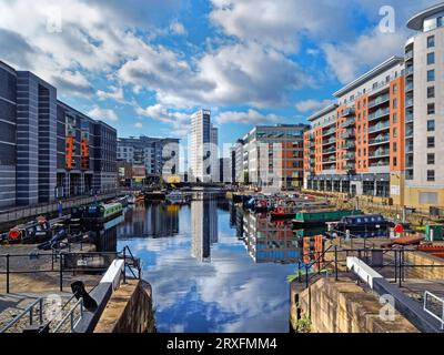 Regno Unito, West Yorkshire, Clarence House, Narrwboats, Appartamenti e uffici al molo di Leeds Foto Stock