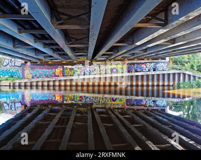 Regno Unito, West Yorkshire, Leeds, il fiume Aire sotto Richmond Bridge. Foto Stock