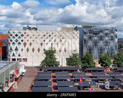 Regno Unito, West Yorkshire, Leeds, Kirkgate Outdoor Market e John Lewis Foto Stock