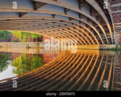 Regno Unito, West Yorkshire, Leeds, il fiume Aire sotto il Crown Point Bridge Foto Stock