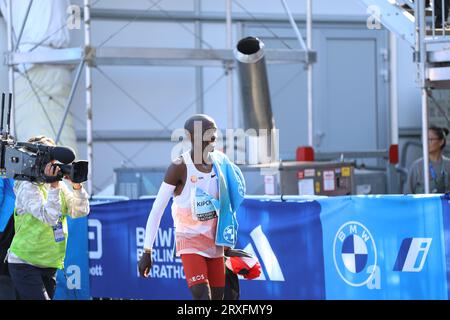 24 settembre 2023, Berlino, Berlino-Tiergarten, Germania: Eliud Kipchoge dal Kenya vince la 49a Maratona di Berlino in 2:02:42 ore. Il secondo posto è andato al Vincent Kipkemoi dal Kenya con 2:03:13 ore e il terzo posto è stato vinto dall'Etiopia Tadese Takele con 02:03:24 ore. Tigst Assefa dall'Etiopia vince la 49a maratona di Berlino femminile in 2:11:53 ore. Il secondo posto è andato allo Sheila Chepkirui dal Kenya con 2:17:49 ore e il terzo posto è stato vinto da Magdalena Shauri dalla Tanzania con 02:18:43 ore. Quarto europeo più veloce nella storia, il tedesco più veloce di sempre: Alla Maratona di Berlino, Amanal PE Foto Stock