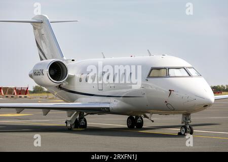 Bombardier Challenger 605 all'aeroporto di Biarritz, Francia Foto Stock