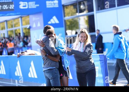 24 settembre 2023, Berlino, Berlino-Tiergarten, Germania: Eliud Kipchoge dal Kenya vince la 49a Maratona di Berlino in 2:02:42 ore. Il secondo posto è andato al Vincent Kipkemoi dal Kenya con 2:03:13 ore e il terzo posto è stato vinto dall'Etiopia Tadese Takele con 02:03:24 ore. Tigst Assefa dall'Etiopia vince la 49a maratona di Berlino femminile in 2:11:53 ore. Il secondo posto è andato allo Sheila Chepkirui dal Kenya con 2:17:49 ore e il terzo posto è stato vinto da Magdalena Shauri dalla Tanzania con 02:18:43 ore. Quarto europeo più veloce nella storia, il tedesco più veloce di sempre: Alla Maratona di Berlino, Amanal PE Foto Stock