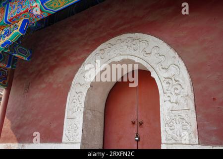 La porta ad arco della torre del tamburo del Tempio di Yonghe a Pechino Foto Stock