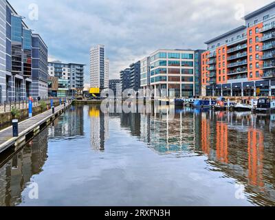 Regno Unito, West Yorkshire, Clarence House, Narrwboats, Appartamenti e uffici al molo di Leeds Foto Stock