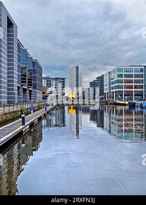 Regno Unito, West Yorkshire, Clarence House, Narrwboats, Appartamenti e uffici al molo di Leeds Foto Stock