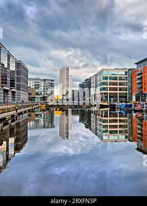 Regno Unito, West Yorkshire, Clarence House, Narrwboats, Appartamenti e uffici al molo di Leeds Foto Stock