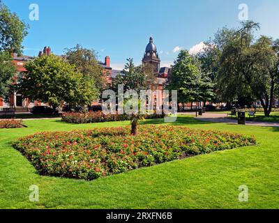 Regno Unito, West Yorkshire, Leeds, Park Square e il municipio di Leeds. Foto Stock