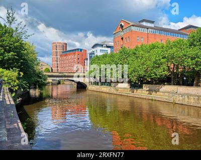 Regno Unito, West Yorkshire, Leeds, Victoria Bridge sul fiume Aire, circondato dall'Hilton Hotel, dagli uffici e dai moderni appartamenti sul lungomare. Foto Stock