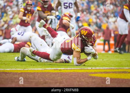 24 settembre 2023: Il tight end dei Washington Commanders Cole Turner (85) riceve il passaggio durante la partita tra i Buffalo Bills e i Washington Commanders giocata al FedEd Field di Landover, Maryland. Cory Royster/Cal Sport Media Foto Stock