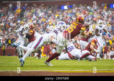 Landover, Maryland, USA. 24 settembre 2023. Il tight end dei Washington Commanders Cole Turner (85) riceve il passaggio durante la partita tra i Buffalo Bills e i Washington Commanders giocata al FedEd Field di Landover, Maryland. Cory Royster/Cal Sport Media (immagine di credito: © Cory Royster/Cal Sport Media). Credito: csm/Alamy Live News Foto Stock