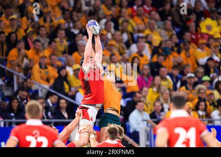 Lione, Francia. 24 settembre 2023. Will Rowlands #4 del Galles e Mark Nawaqanitawase #14 dell'Australia durante la partita di Rugby World Cup Pool C tra Galles e Australia allo Stade de Lyon il 24 settembre 2023 a Lione, in Francia. Foto di Baptiste Paquot/ABACAPRESS.COM credito: Abaca Press/Alamy Live News Foto Stock