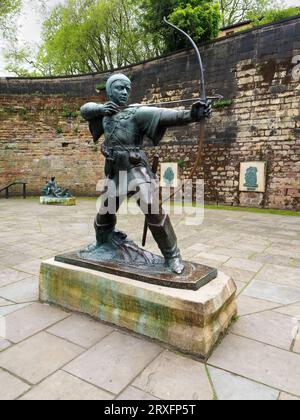 Regno Unito, Nottingham, Nottingham Castle, Statua di Robin Hood Foto Stock